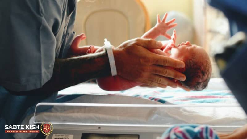 بررسی قوانین مهاجرت به عمان از طریق تولد فرزند